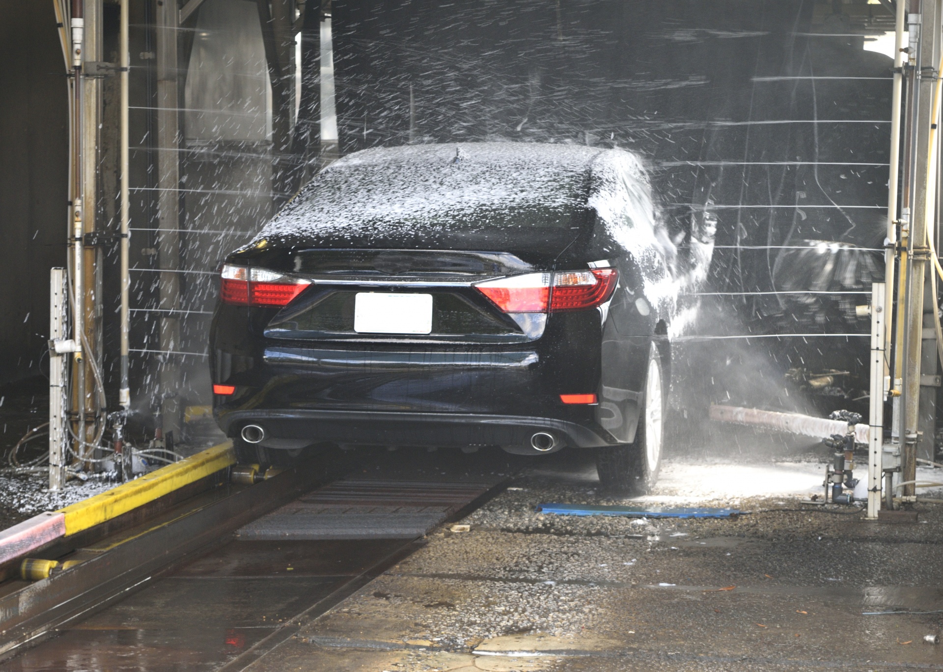 lavar el coche en un túnel de lavado