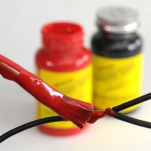 Fácil aplicación del recubrimiento aislante eléctrico PlastiDip para proteger, en este caso, un cable eléctrico pelado.