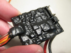 Placa electrónica recubierta con PlastiDip aislante en color negro
