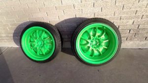 Pintura verde fluor Plasti-Dip plicada en llantas de coche