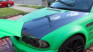 Coche pintado con pintura removible PlastiDip en color verde