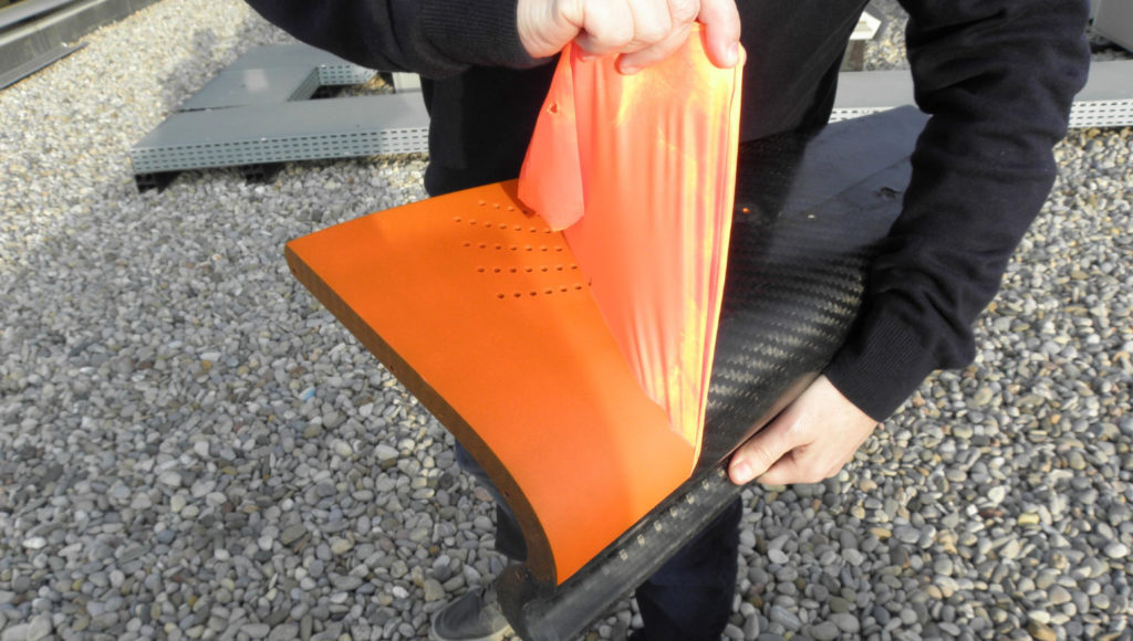 PlastiDip Naranja Fluor en spray aplicado sobre una pieza de fibra de carbono