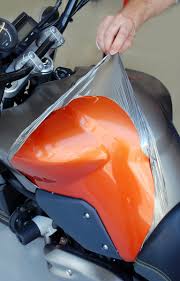 Remover la pintura Plastidip del depósito de moto