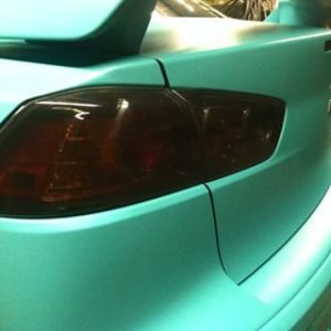 Faro trasero oscurecido con efecto Smoke PlastiDip, y acabado brillante, dando un par de capas del efecto Brillo PlastiDip.