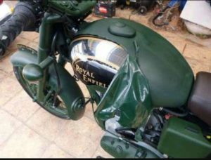 Moto Royal Enfield con depósito cromado pintada en verde camo PlastiDip