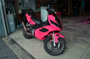 Partes de un scooter pintados con Spray PlastiDip Blaze Rosa (pink). Antes de aplicar el rosa fluor se aplicó color blanco PlastiDip para que la intensidad del fluor fuera máxima.