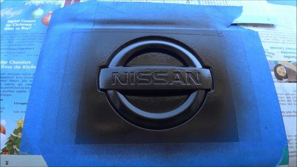 Enmascarado y pintado de emblema Nissan, con pintura PlastiDip