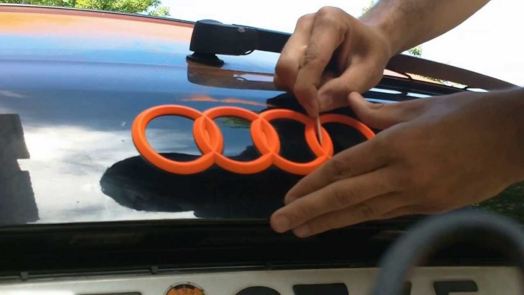 Retirada de pintura sobrante PlastiDip en emblema Audi