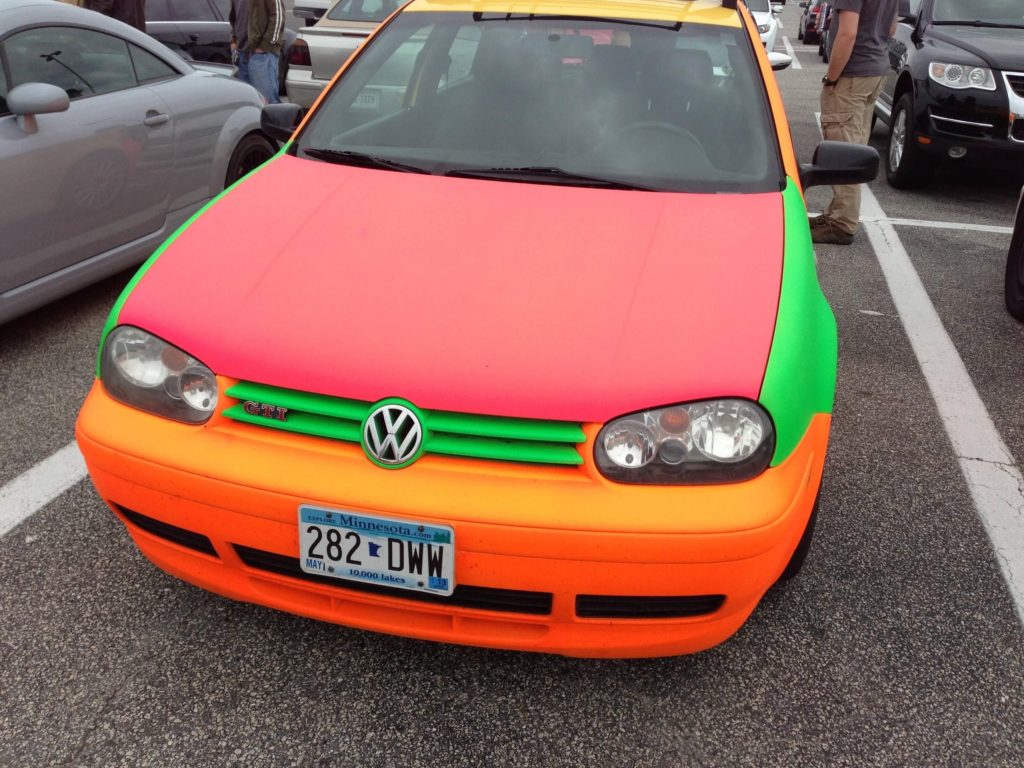 Volkswagen pintado con varios colores de PlastiDip